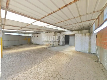 Armazém para Arrendamento em Oliveirinha