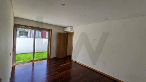 Moradia T5 para Venda em São Felix da Marinha