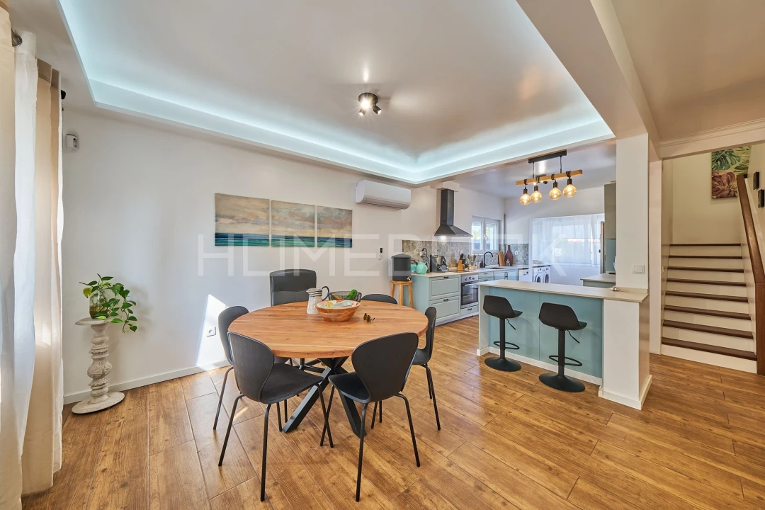 Apartamento T4 para Venda em Charneca de Caparica e Sobreda Foto 1