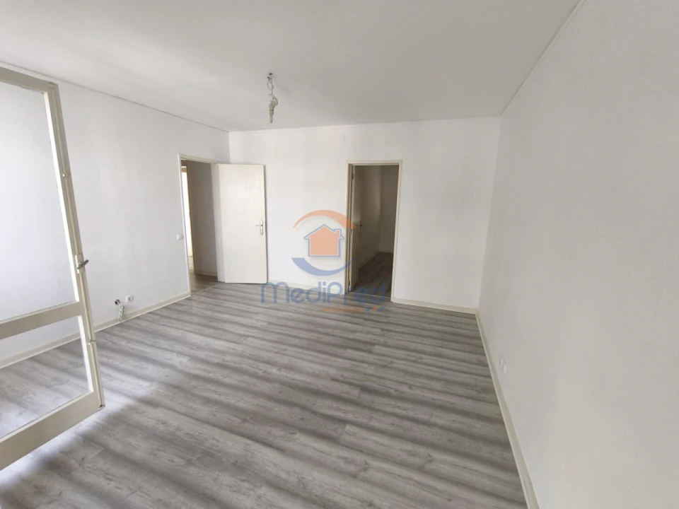 Apartamento T3 para Venda em Santo António dos Cavaleiros e Frielas Foto 3