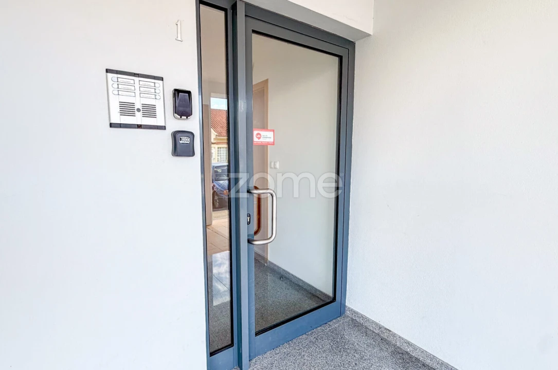 Apartamento T2 para Arrendamento em Ponta Delgada (São Pedro) Foto 2