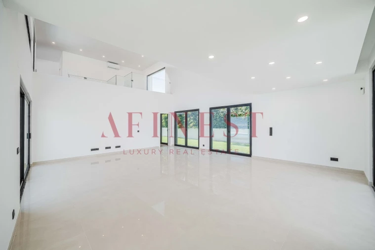Moradia T5 para Venda em Corroios Foto 27