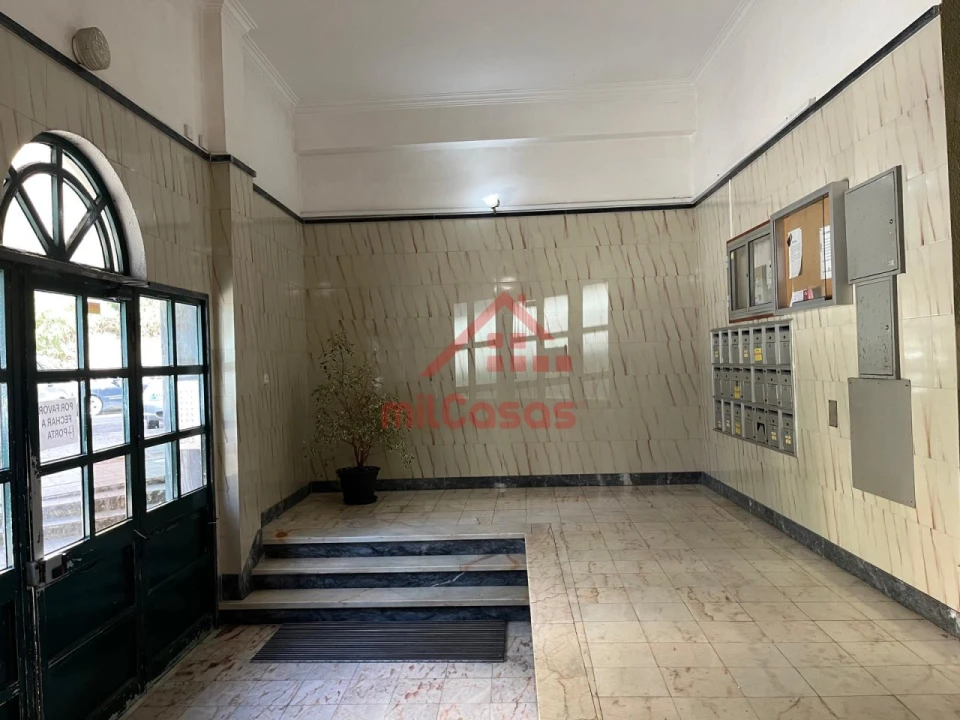 Apartamento T3 para Venda em Algueirão-Mem Martins Foto 1