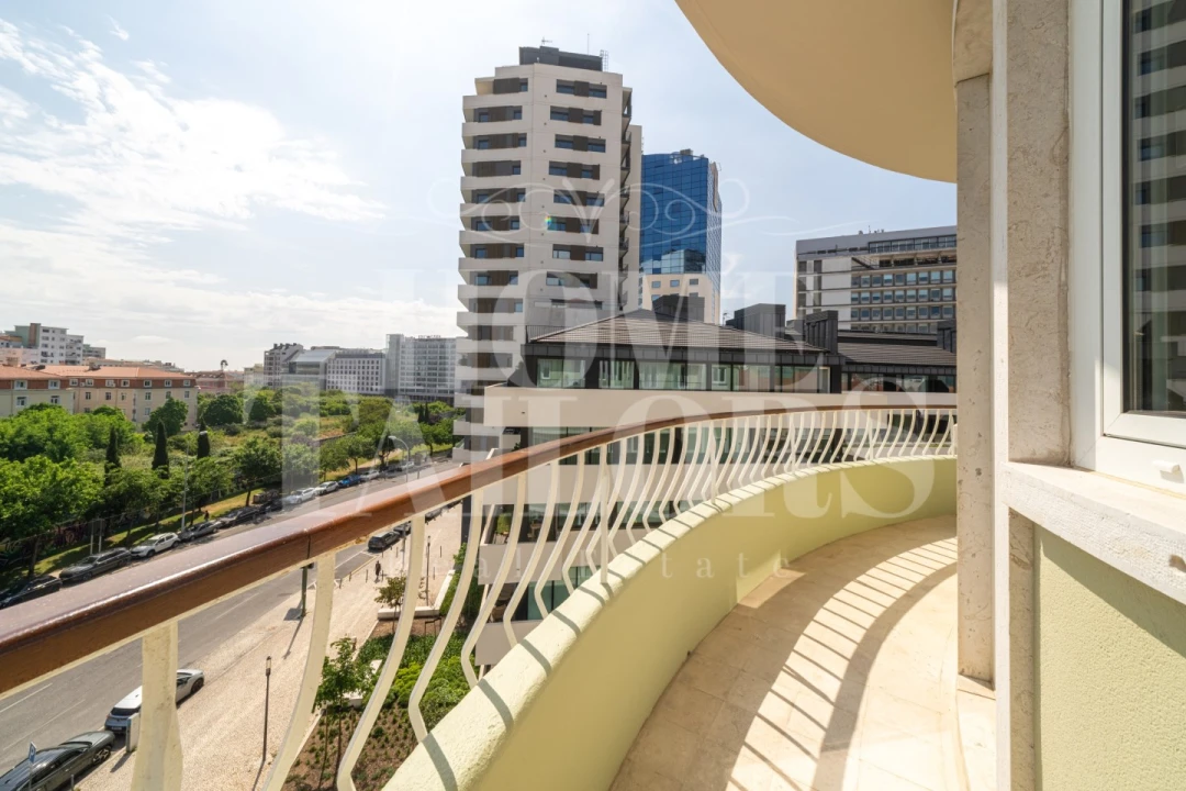 Apartamento T2 para Venda em Campolide Foto 4