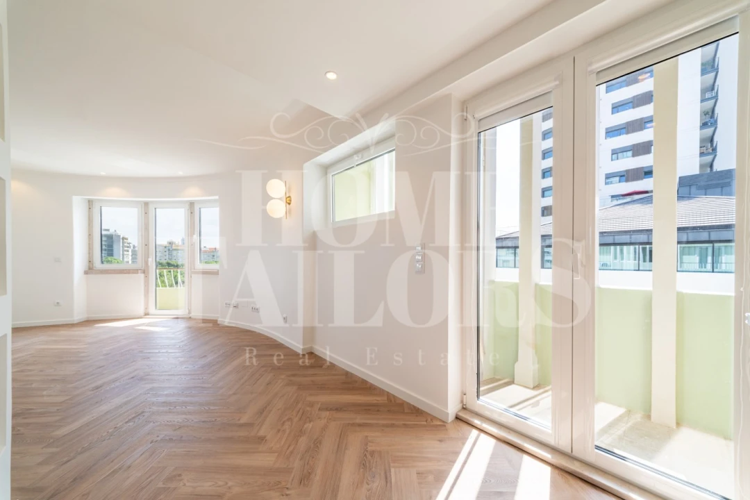 Apartamento T2 para Venda em Campolide Foto 3