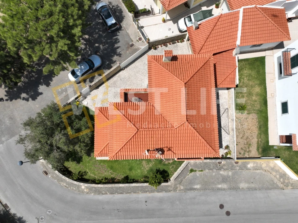 Moradia T4 para Venda em Carvoeira Foto 2