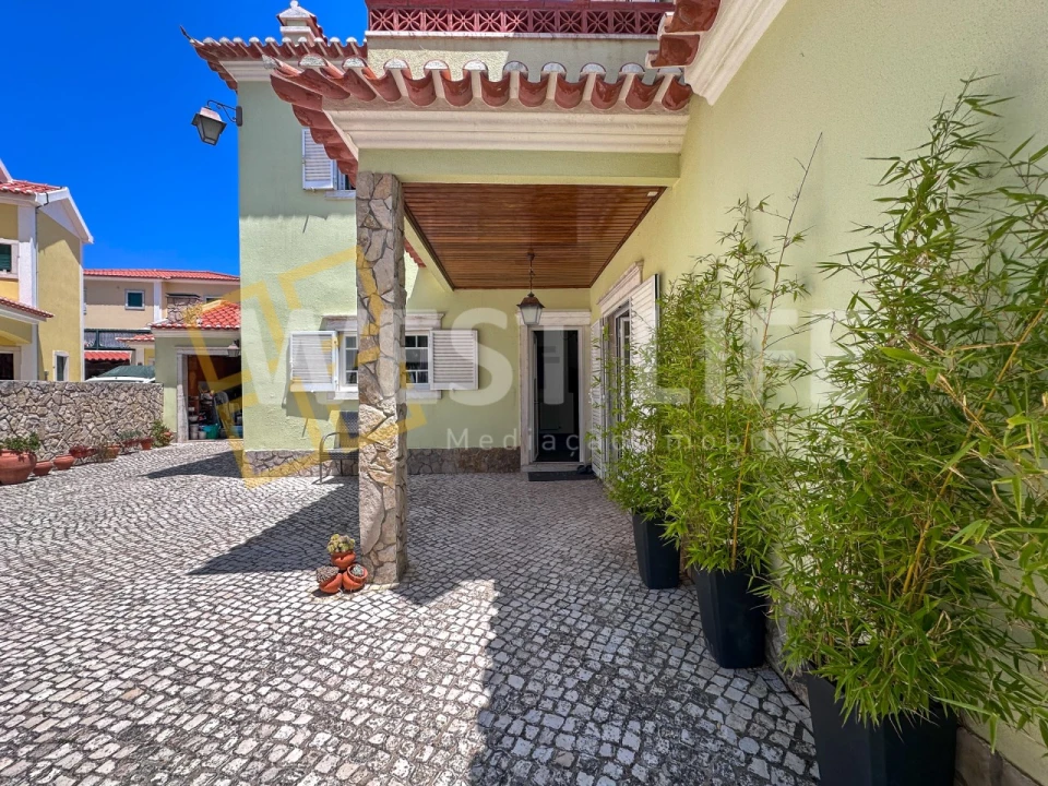 Moradia T4 para Venda em Carvoeira Foto 3