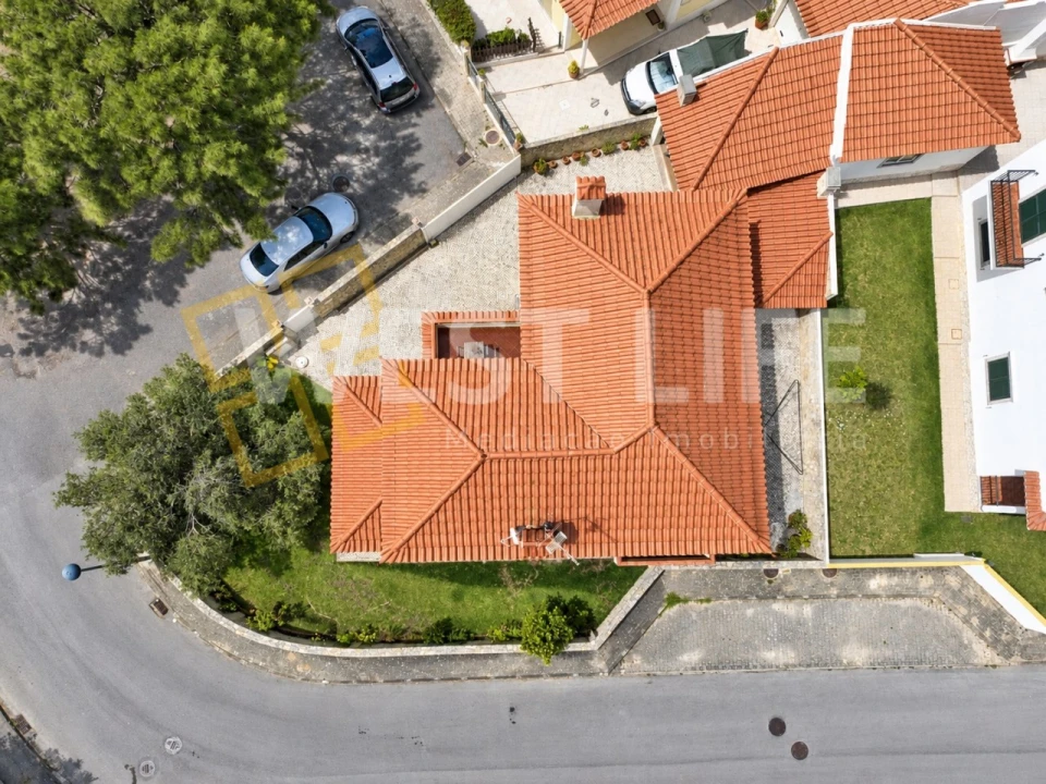 Moradia T4 para Venda em Carvoeira Foto 3