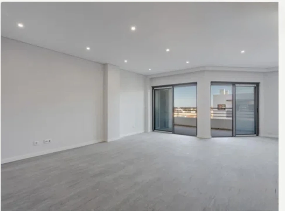 Apartamento T3 para Venda em Quelfes Foto 3