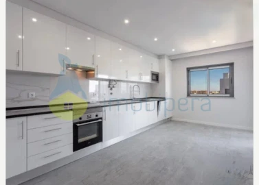 Apartamento T3 para Venda em Quelfes