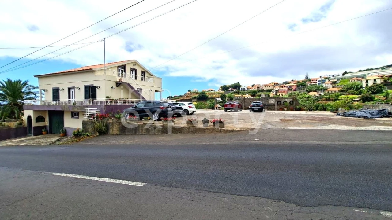 Moradia T4 para Venda em Canhas Foto 5