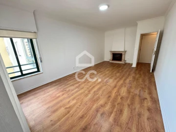 Apartamento T2 para Arrendamento em Loures