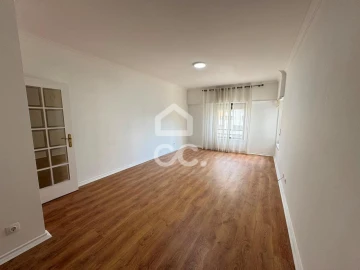 Apartamento T2 para Arrendamento em Loures