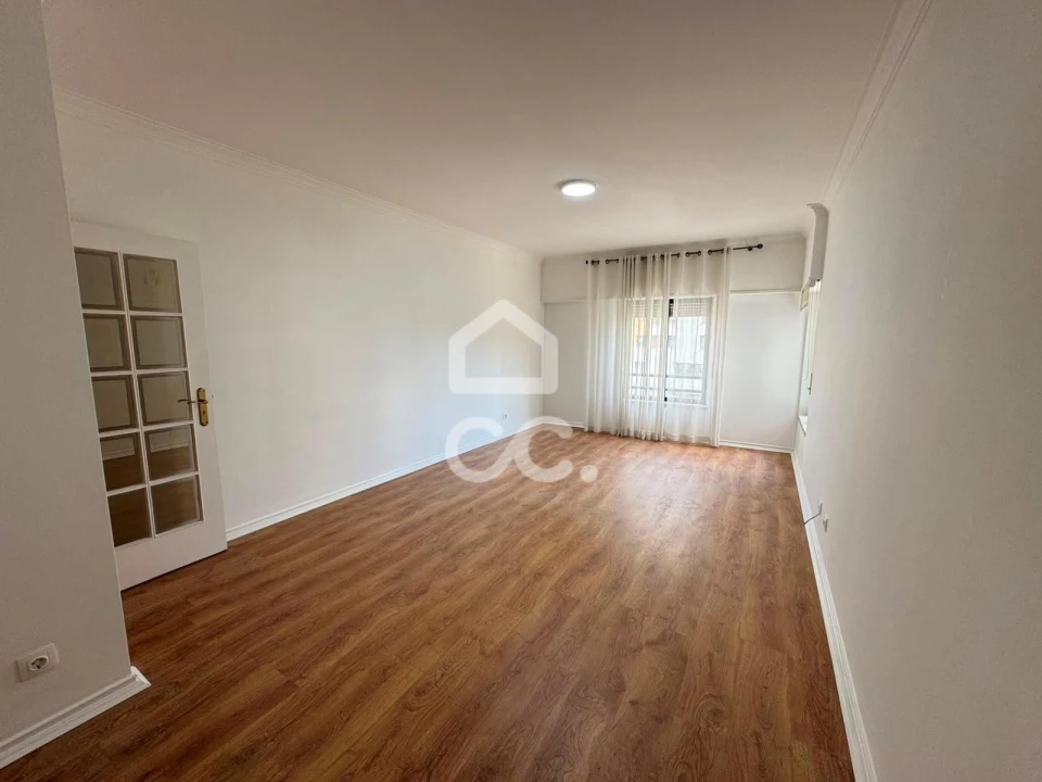 Apartamento T2 para Arrendamento em Loures Foto 6