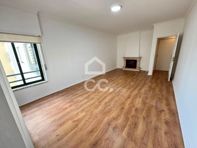 Apartamento T2 para Arrendamento em Loures Foto 5
