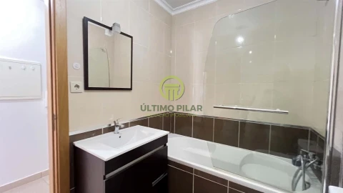Apartamento T2 para Venda em Sé, Santa Maria e Meixedo
