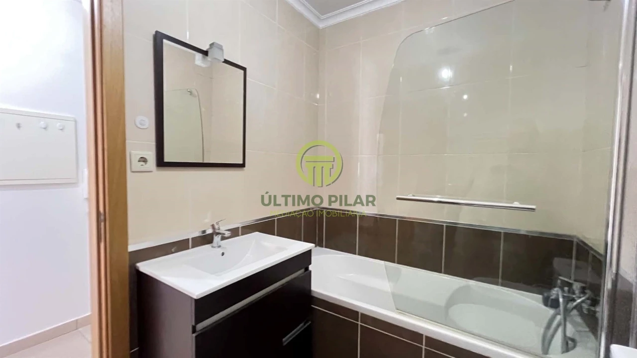 Apartamento T2 para Venda em Sé, Santa Maria e Meixedo Foto 11