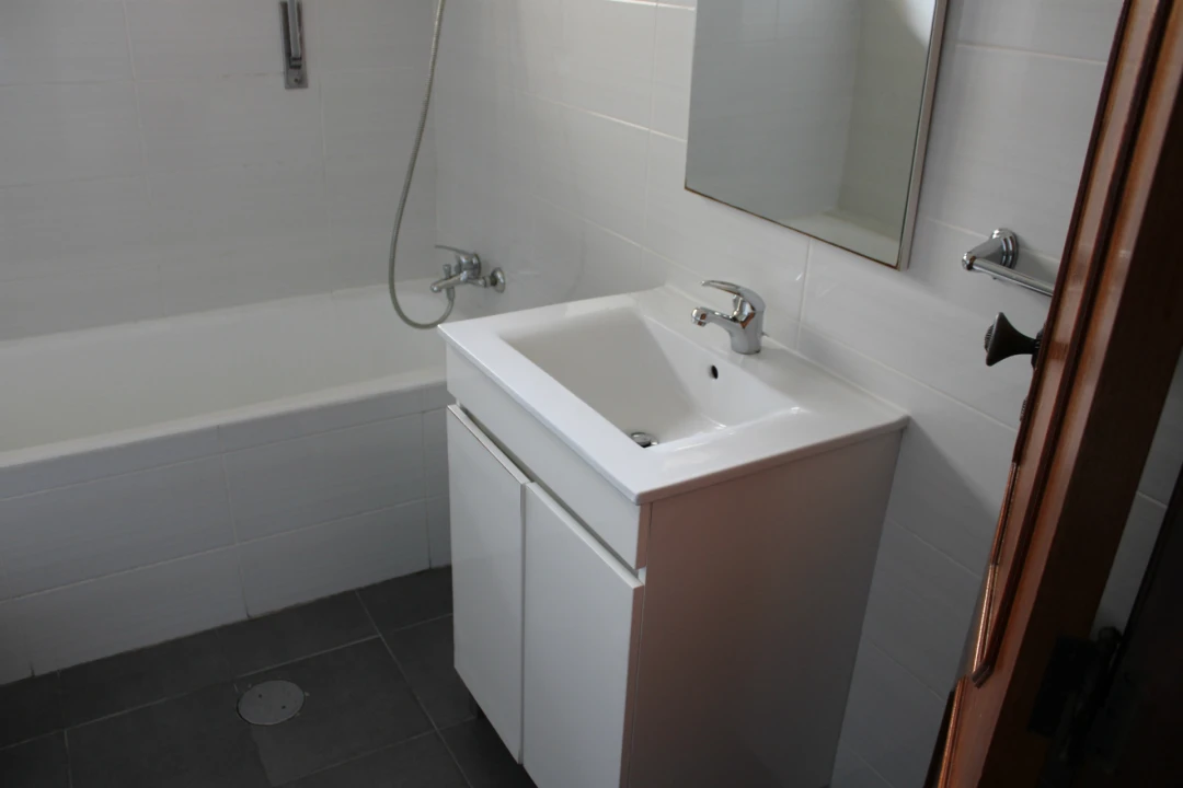 Apartamento T1 para Arrendamento em Santo Antonio dos Olivais Foto 5