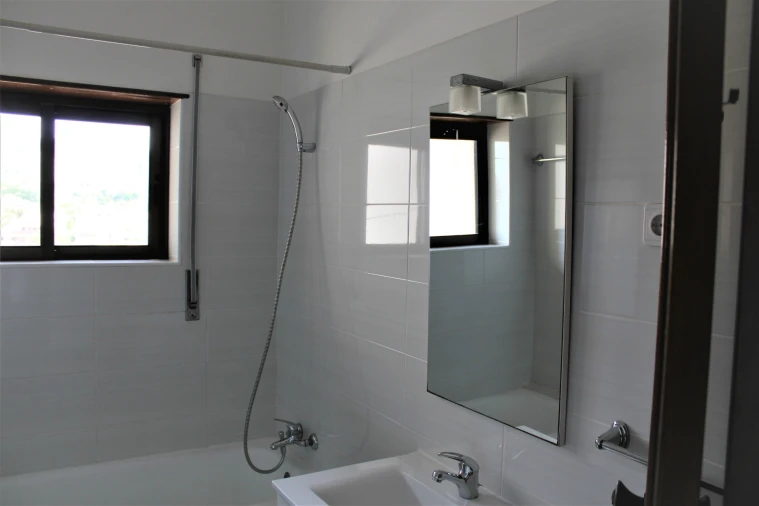Apartamento T1 para Arrendamento em Santo Antonio dos Olivais Foto 4