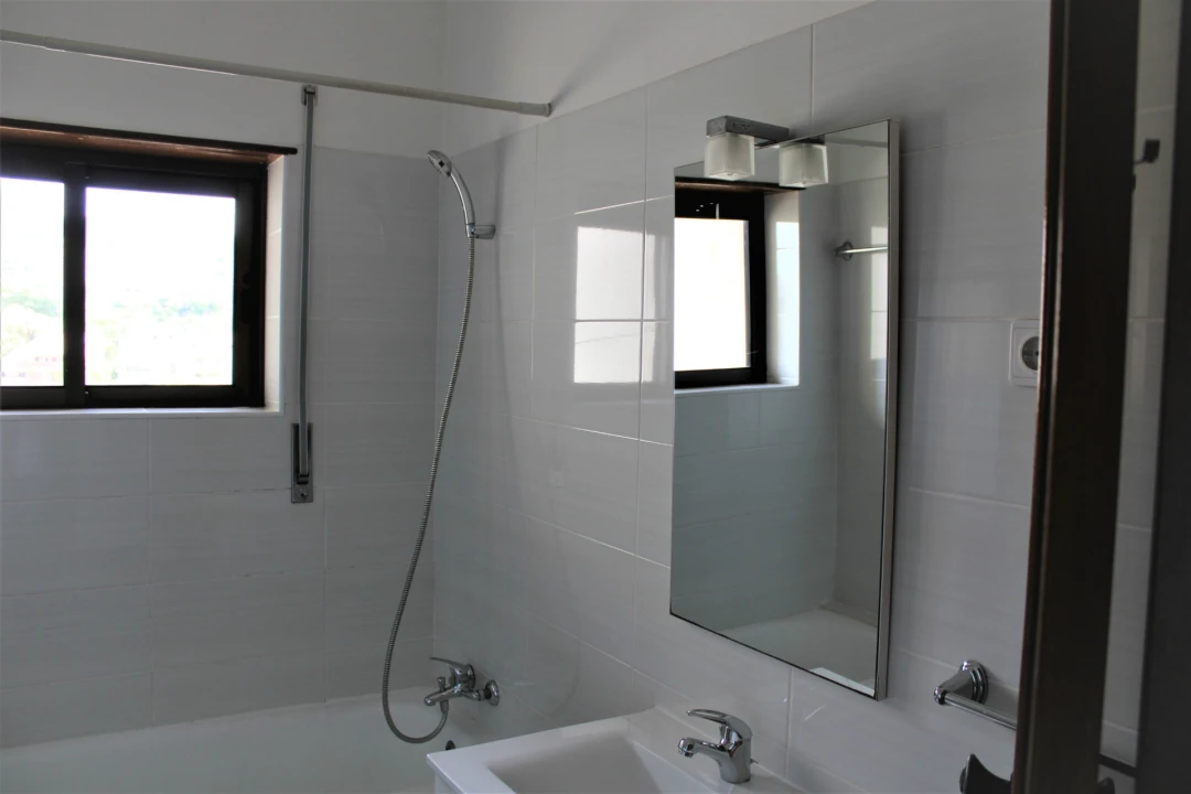 Apartamento T1 para Arrendamento em Santo Antonio dos Olivais Foto 4