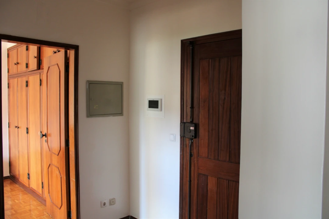 Apartamento T1 para Arrendamento em Santo Antonio dos Olivais Foto 2