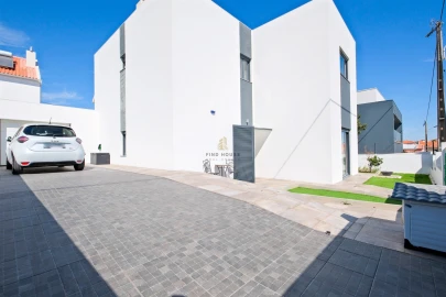 Moradia T4 para Venda em São Domingos de Rana