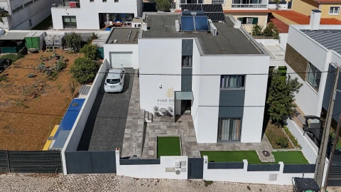 Moradia T4 para Venda em São Domingos de Rana