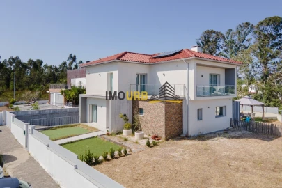 Moradia T4 para Venda em Parceiros e Azoia