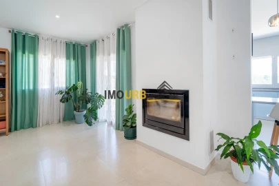 Moradia T4 para Venda em Parceiros e Azoia