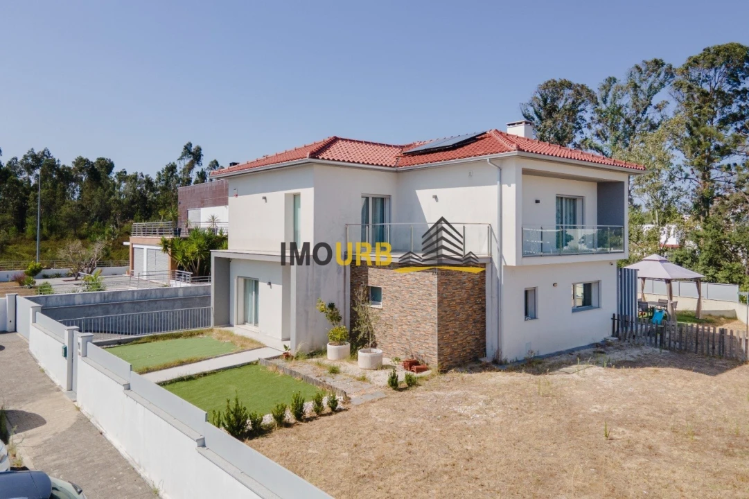Moradia T4 para Venda em Parceiros e Azoia Foto 1