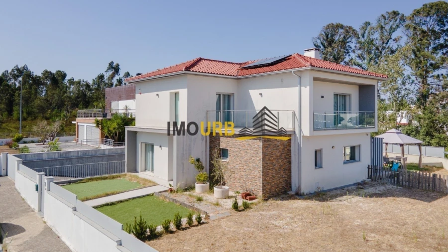 Moradia T4 para Venda em Parceiros e Azoia