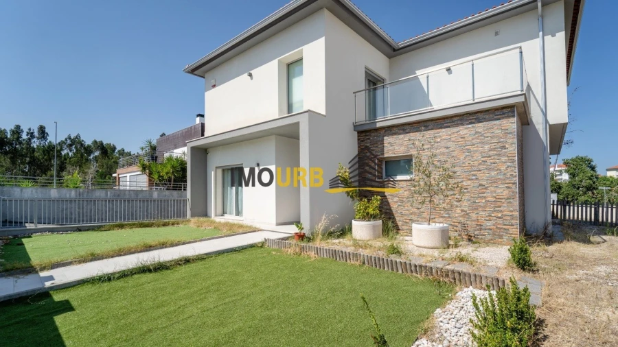 Moradia T4 para Venda em Parceiros e Azoia
