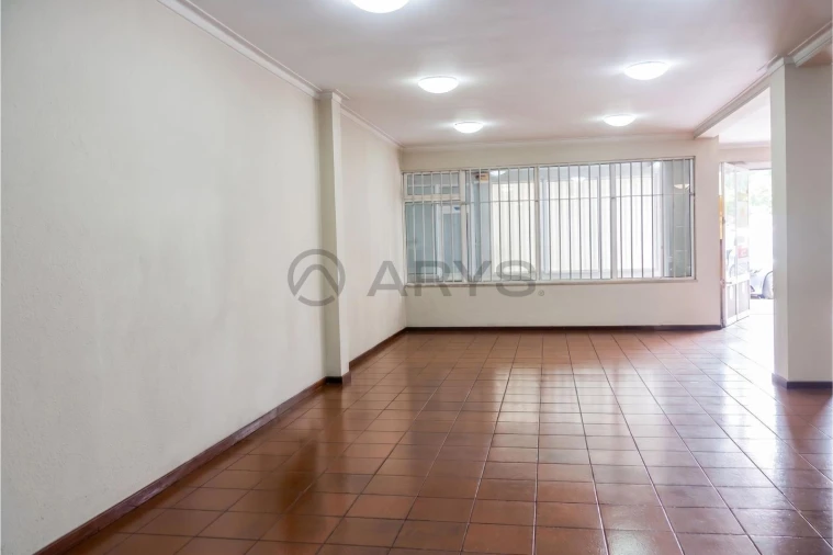 Loja para Arrendamento em Braga (Maximinos, Sé e Cividade) Foto 9