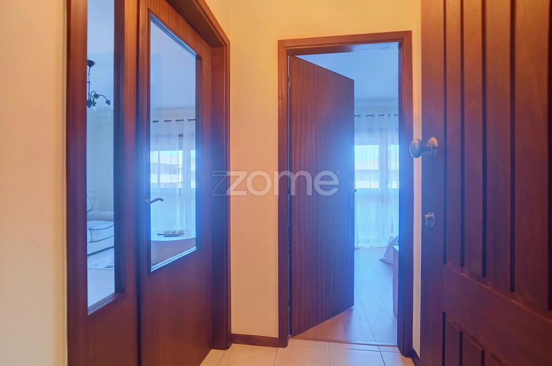 Apartamento T1 para Arrendamento em Tamengos, Aguim e Óis do Bairro Foto 3