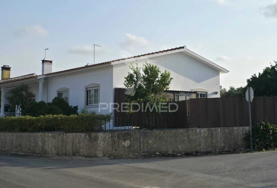Moradia T3 para Venda em Turquel Foto 2