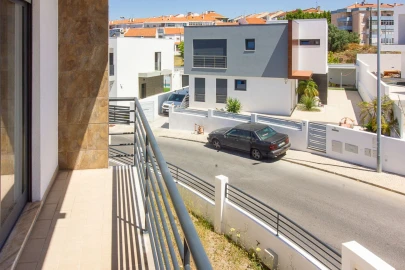 Moradia T5 para Venda em Laranjeiro e Feijó