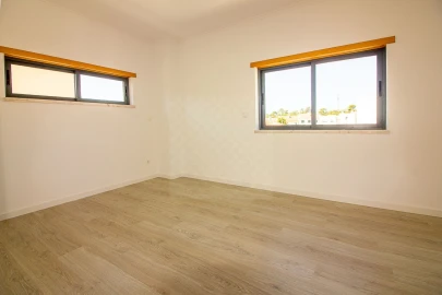 Moradia T5 para Venda em Laranjeiro e Feijó