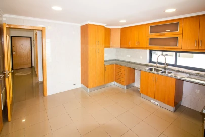 Moradia T5 para Venda em Laranjeiro e Feijó