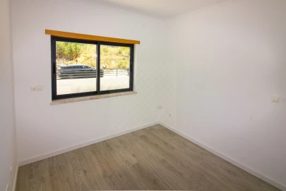 Moradia T5 para Venda em Laranjeiro e Feijó