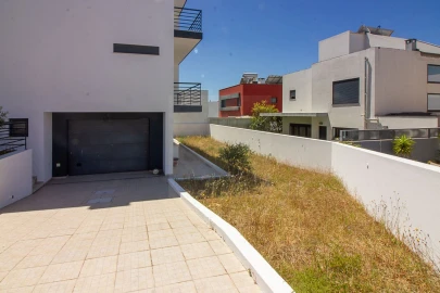 Moradia T5 para Venda em Laranjeiro e Feijó