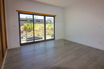 Moradia T5 para Venda em Laranjeiro e Feijó