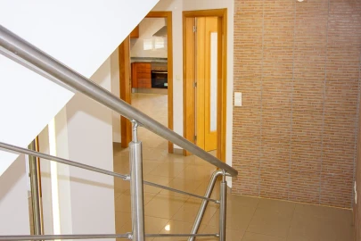 Moradia T5 para Venda em Laranjeiro e Feijó