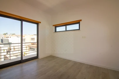 Moradia T5 para Venda em Laranjeiro e Feijó