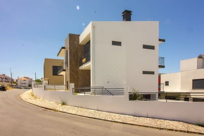Moradia T5 para Venda em Laranjeiro e Feijó