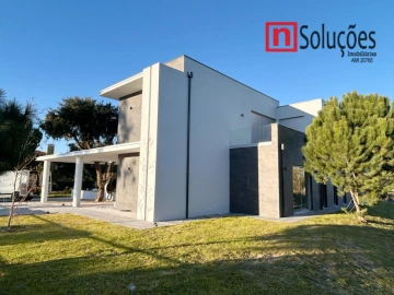 Moradia T6 para Venda em Santo Estêvão