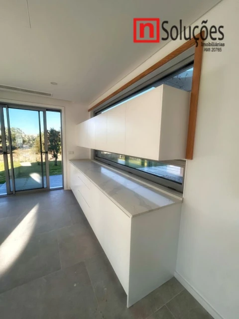 Moradia T6 para Venda em Santo Estêvão