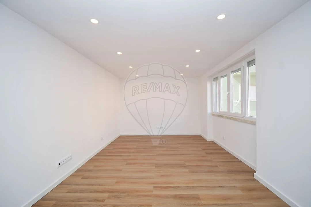 Apartamento T3 para Venda em Pontinha e Famões Foto 1