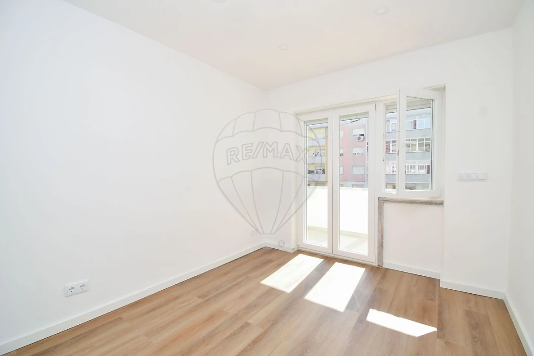 Apartamento T3 para Venda em Pontinha e Famões Foto 10