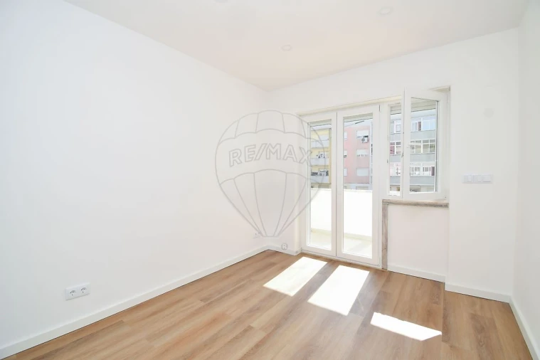 Apartamento T3 para Venda em Pontinha e Famões Foto 10