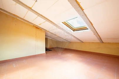 Apartamento T2 para Venda em Miragaia e Marteleira